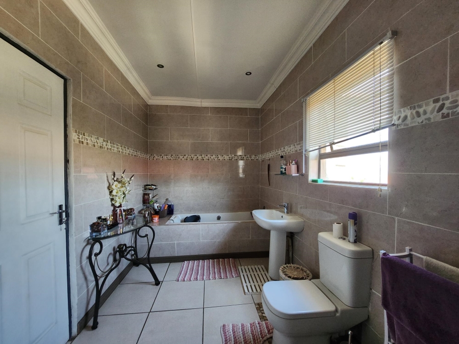 4 Bedroom Property for Sale in Tlhabane West North West